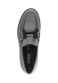 Grijze gepatineerde leren loafer met een ronde neus en een grote zwarte gespaccent. Van binnen voorzien van het merklogo; gladde textuur met een verfijnd ontwerp.
