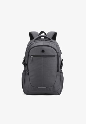 Zaino grigio con più scomparti con cerniera, spallacci imbottiti e tasche laterali, progettato per l'uso quotidiano e i viaggi.