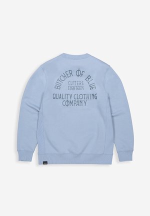 Lichtblauwe sweatshirt met een ronde halslijn, met grote donkere letters op de achterkant: "BUTCHER OF BLUE CUTTERS EIGHTEEN QUALITY CLOTHING COMPANY."