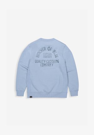 Lichtblauwe sweatshirt met een ronde halslijn, met grote donkere letters op de achterkant: "BUTCHER OF BLUE CUTTERS EIGHTEEN QUALITY CLOTHING COMPANY."