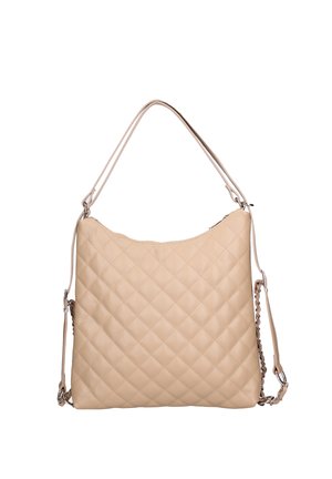 Sac bandoulière en cuir beige matelassé avec double sangle et détails en chaîne, fermeture éclair sur le dessus.