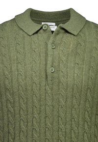 Groene kabelgebreide wollen trui met een gekraagde halslijn en drie bijpassende knopen aan de voorkant.