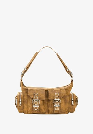 Sac à épaule en cuir marron avec bandoulière réglable, poches avant à boucles et compartiments latéraux zippés sur fond blanc.