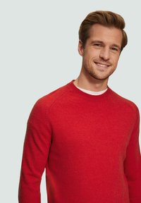 Rode gebreide trui met een ronde hals en lange mouwen. Gelaagd materiaal met geribbelde accenten bij de halslijn, zacht en glad uiterlijk.