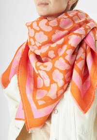 Eng fest gewebter Schal in Orange mit einem floralem Muster in Pink und Hellpink, mit fransigem Saum und dreieckiger Form.