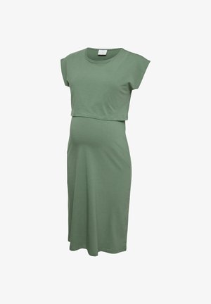 Žalios spalvos trumpomis rankovėmis nėščiųjų suknelė su sluoksniuotu viršumi ir kelių ilgio laisvai krentančia sijonu.