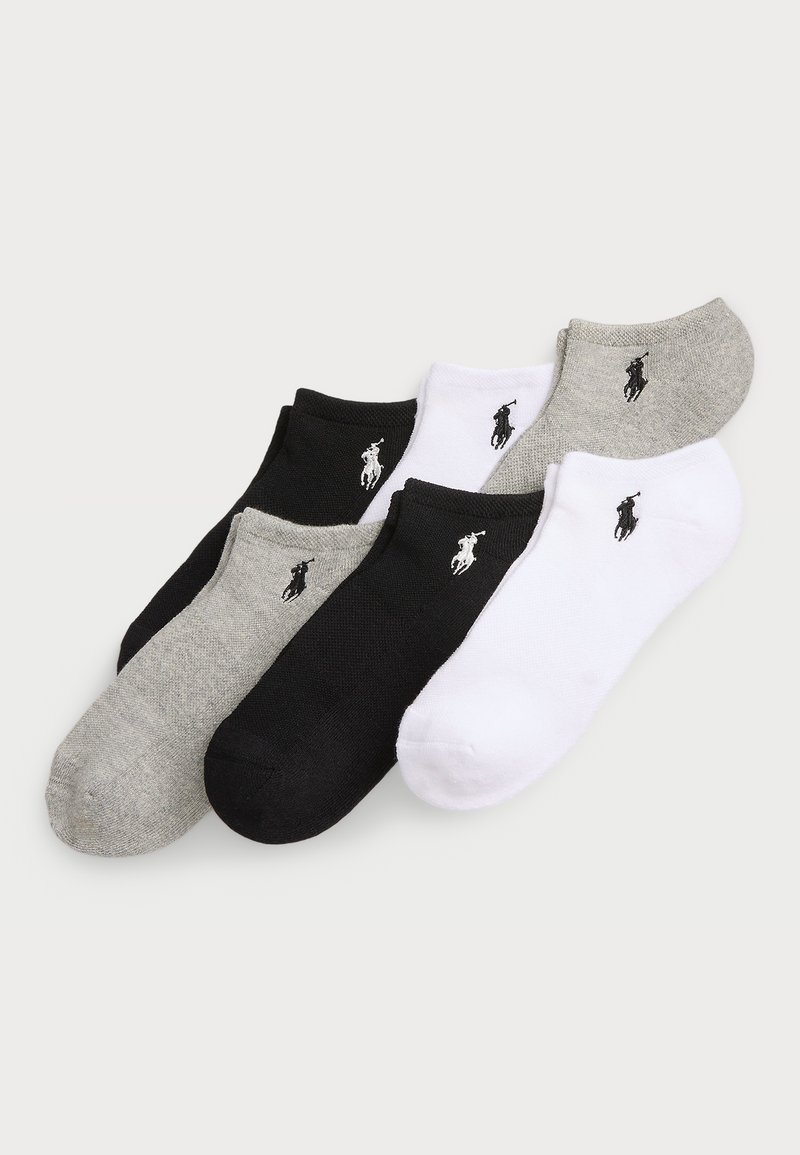 Tres pares de calcetines bajos en negro, blanco y gris, hechos de una tela suave, con un pequeño logo bordado en cada calcetín.