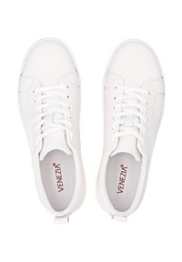 Weiße Sneakers aus glattem Leder mit runder Zehenpartie, flachen Schnürsenkeln und einem Logo an der Seite. Verfügt über ein weiches Innenfutter und eine weiße Sohle.