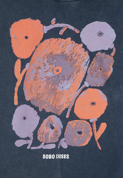T-shirt blu scuro con una grafica di fiori astratti in arancione e viola, con forme e dimensioni variabili, e testo bianco.