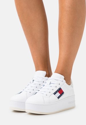 FLATFORM FLAG BRANDING - Trainers - white