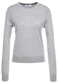 Šedý svetr s dlouhým rukávem vyrobený z měkkého, lehkého materiálu. Má kulatý výstřih, žebrované manžety a mírně přiléhavý střih.