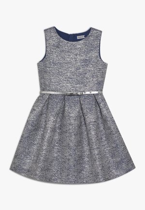 Ærmeløs sølv- og navy-textureret kjole med tætsiddende overdel, plisseret nederdel og tyndt metalbælte i taljen.