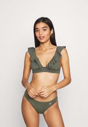 Olivengrønn bikiniset med volanger på toppen, som har en dyp utringning, og en matchende underdel med sidesamlinger.