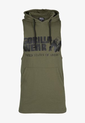Olivgrüner ärmelloser Hoodie mit einer Vordertasche und Kordeln. Mit einem schwarzen Druck von "GORILLA WEAR" und "UNITED STATES OF AMERICA".