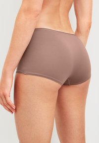 Brown seamless hipster ondergoed met een zachte textuur, middelhoge taille, volledige achterkant bedekking en gladde stiksels.