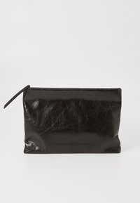 Borsa in pelle nera con una texture liscia e leggermente stropicciata. Presenta una chiusura con zip e una forma rettangolare sottile.
