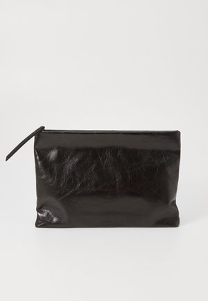 Fekete bőr tasak sima, enyhén gyűrött textúrával. Cipzárral záródik és vékony, téglalap alakú.