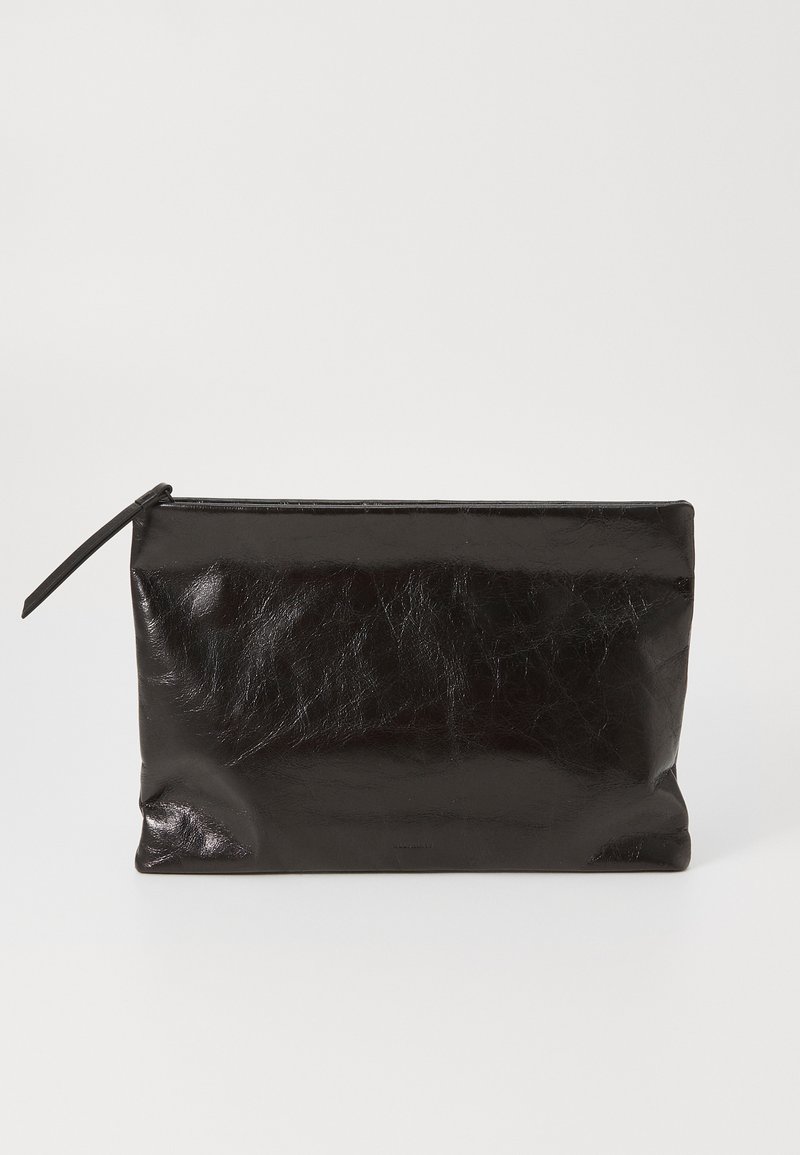 Borsa in pelle nera con una texture liscia e leggermente stropicciata. Presenta una chiusura con zip e una forma rettangolare sottile.
