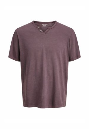 T-shirt a maniche corte color malva con scollatura a V e dettaglio con due bottoni. Realizzato in un materiale morbido con una texture liscia e una vestibilità comoda.