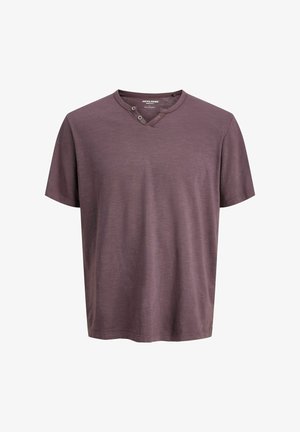 Lühikeste varrukatega, mahagonivärvi t-särk v-kaelusega ja kahe nööbiga detailiga. Valmistatud pehmest materjalist, millel on sile tekstuur ja mugav lõige.