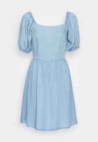 Vestido de ganga azul claro com decote quadrado, mangas bufantes e cintura franzida, com uma saia rodada e detalhes de costura visíveis.