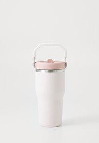 Mug de voyage réutilisable avec un couvercle rose et un corps blanc, doté d'une bande en acier inoxydable et d'une poignée blanche pour un transport facile.