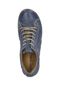 Chaussure en cuir bleu avec un bout arrondi, des lacets beiges contrastants et des détails de couture visibles. L'intérieur est doublé de tan avec l'étiquette de la marque.