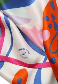 Svilena ruta z večbarvnim abstraktim vzorcem z rožnatimi, modrimi in oranžnimi elementi. Vključuje logotip blagovne znamke in gladko teksturo.