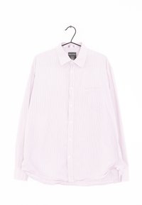 Chemise longue à manches longues rose pâle avec des rayures verticales blanches, fermeture à boutons sur le devant, col, et une poche poitrine; texture du tissu lisse.