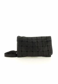 Borsa a mano in pelle nera con un design texturizzato e intrecciato a forma rettangolare. Include una lunga tracolla per l'uso a tracolla.