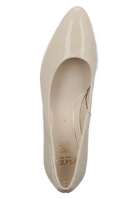 Beige lakovaná kožená lodička na vysokém podpatku s špičatou špičkou a hladkým, lesklým povrchem. Má zlaté detaily na vnitřním podšívení.