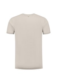 Korte mouwen, lichtbeige t-shirt met een ronde halslijn, ribgebreide manchetten en een schone, zachte textuur zonder zichtbare logo's of patronen.