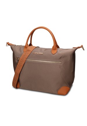Borsa da viaggio in tessuto marrone con manici in pelle color cuoio, tasca con zip frontale e tracolla staccabile con nome del marchio.
