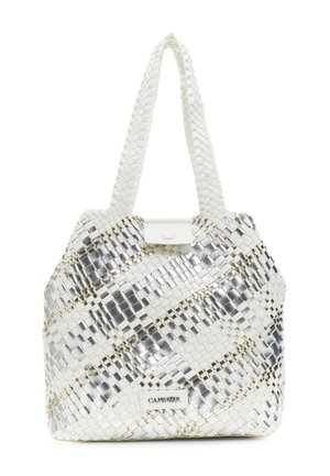 Bolso tote tejido en blanco y plata con asas trenzadas y un pequeño parche con el logo en el frente, mostrado sobre un fondo blanco.