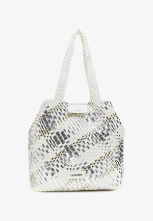 Wit- en zilverkleurige gevlochten draagtas met gevlochten handvatten en een klein logo op een patch aan de voorkant, afgebeeld tegen een witte achtergrond.