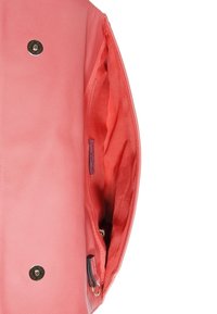 Korallinvärinen nahkalaukku, jossa on sileä pinta, läpällinen suljenta kultaisilla metalliosilla ja pehmeä kangasvuori, jossa on sivulla vetoketjutasku.