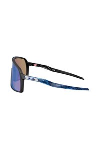 Schwarze rechteckige Sonnenbrille mit einem blauen gemusterten Bügel, verspiegelten Gläsern und auffälligem Branding an der Seite. Entwickelt für sportliche Nutzung.