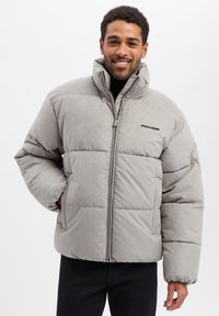 Gepolsterte graue Steppjacke mit hohem Kragen, Reißverschluss vorne und "PEGADOR"-Logo, mit glatter Oberfläche und zwei Seitentaschen.