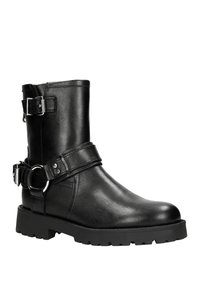 Czarne skórzane botki za kostkę z okrągłym czubkiem, z klamrą, srebrnymi akcentami oraz wytrzymałą gumową podeszwą z bieżnikiem dla lepszej przyczepności.