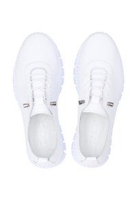 Weiße Sneaker mit einem Obermaterial aus glattem Leder, Schnürdesign, Gummisohle, silbernen Akzenten und genähten Details entlang der Kanten.