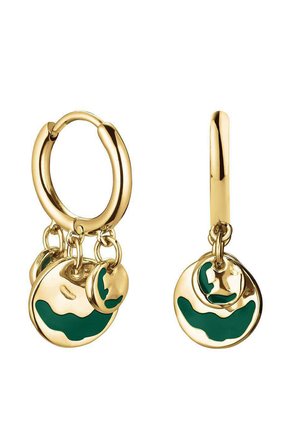 Náušnice ve zlatém odlesku mají dva kulaté přívěsky s texturovanými zelenými smaltovanými akcenty, které se liší velikostí a jsou připojeny malými řetízky.