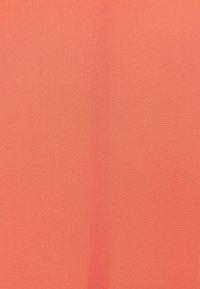 Tela de coral sólida con una costura central sutil que corre verticalmente por el medio, mostrando una textura suave.