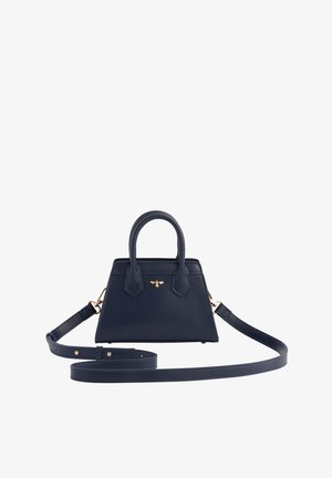 Granatowa skórzana torebka na ramię z podwójnymi uchwytami, odpinanym paskiem na ramię, złotym akcentem w kształcie pszczoły, wyraźnie zarysowanym kształtem oraz kontrastowymi detalami ściegów.