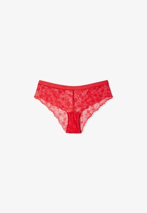 Sous-vêtements féminins en dentelle rouge avec motif floral et ceinture élastique, présentés sur fond blanc.