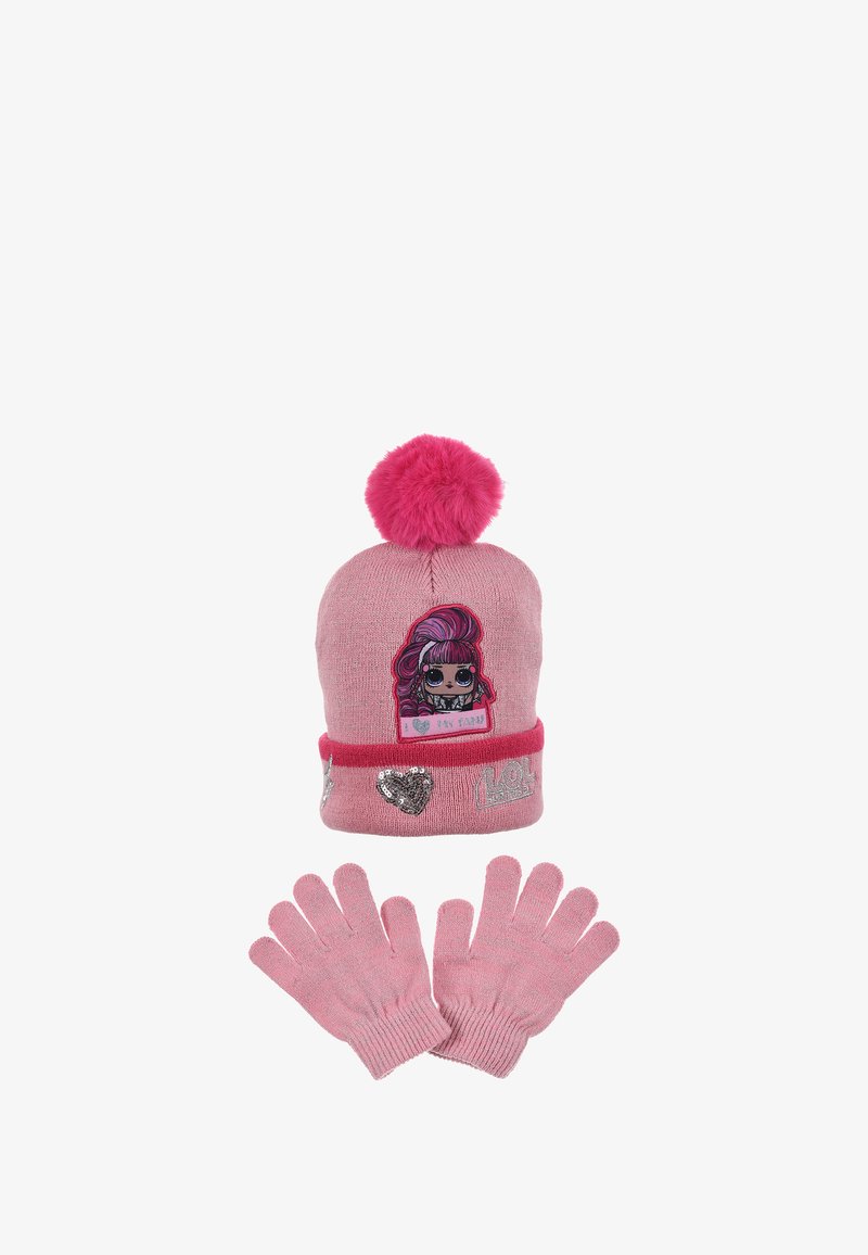 Rosa gestrickte Mütze mit Bommel und Charakter-Aufnäher, kombiniert mit pinken Handschuhen. Die Mütze ist mit silbernen Herzen und einem dekorativen Band versehen.