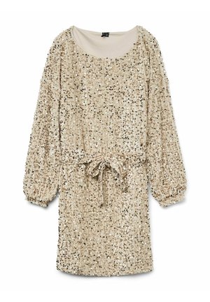 Robe en sequins beige avec de longues manches bouffantes, un col rond et une ceinture à la taille. Le tissu a une surface texturée et scintillante.