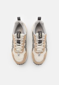 ASICS SportStyle GEL-1090V2 - Tenisice - cream/clay grey