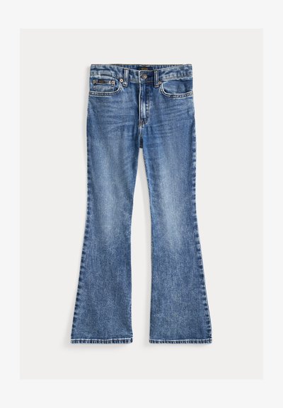 Gaiši zili džinsu bikses ar platām kājām, vidēja augstuma jostasvietu, klasisku piecu kabatu dizainu un plīsušiem malām pie kāju atverēm.