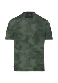 Chemise à manches courtes camouflage vert foncé avec un détail de col noir et une petite écusson logo en haut du dos.