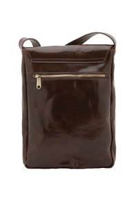 Borsa in pelle marrone con finitura lucida, dotata di patta superiore e tasca con zip frontale. Forma rettangolare compatta con una sola tracolla.